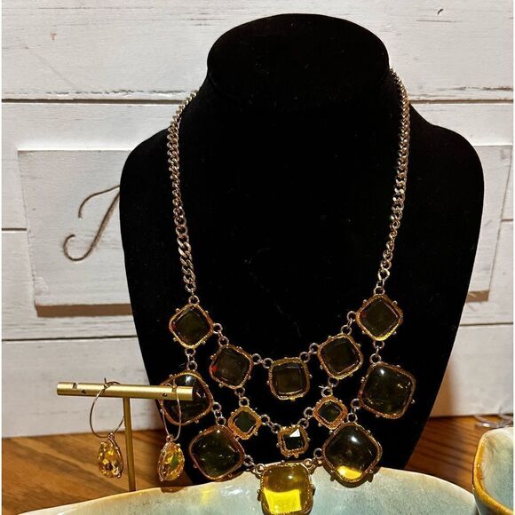 Beautiful Gold Tone & Yellow Crystals Bib Style Statement Necklace + Earrings - Picture 2 of 5